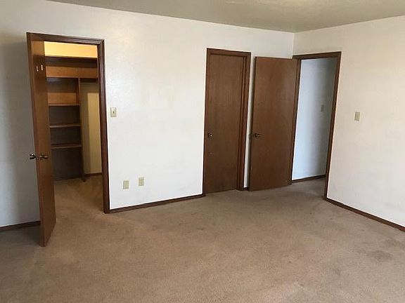 3rd image of 215 Skylark Ct