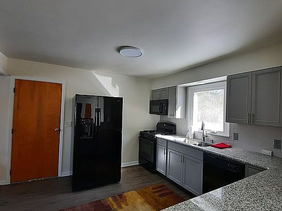 5th image of 18 Lora Ln
