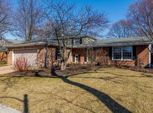 102 W Pickwick Rd, Arlington Heights, IL 60005