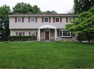 4 Lilac Ln, Garnerville, NY 10923