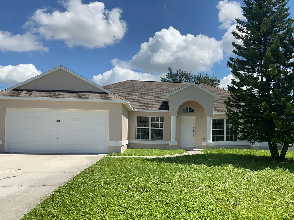 1689 SW Morelia Ln