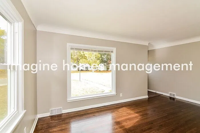 3 bed, 1.0 bath, 1465 sqft, $2,400 — Photo 2