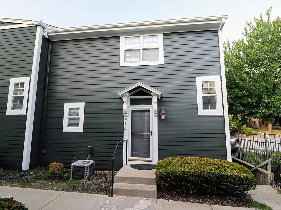 Front Entrance, corner Unit