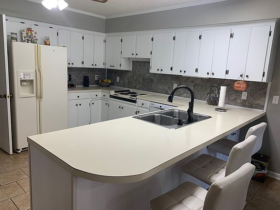 5th image of 1004 S Leslie St