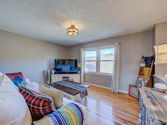 3rd image of 928 Quail Ln