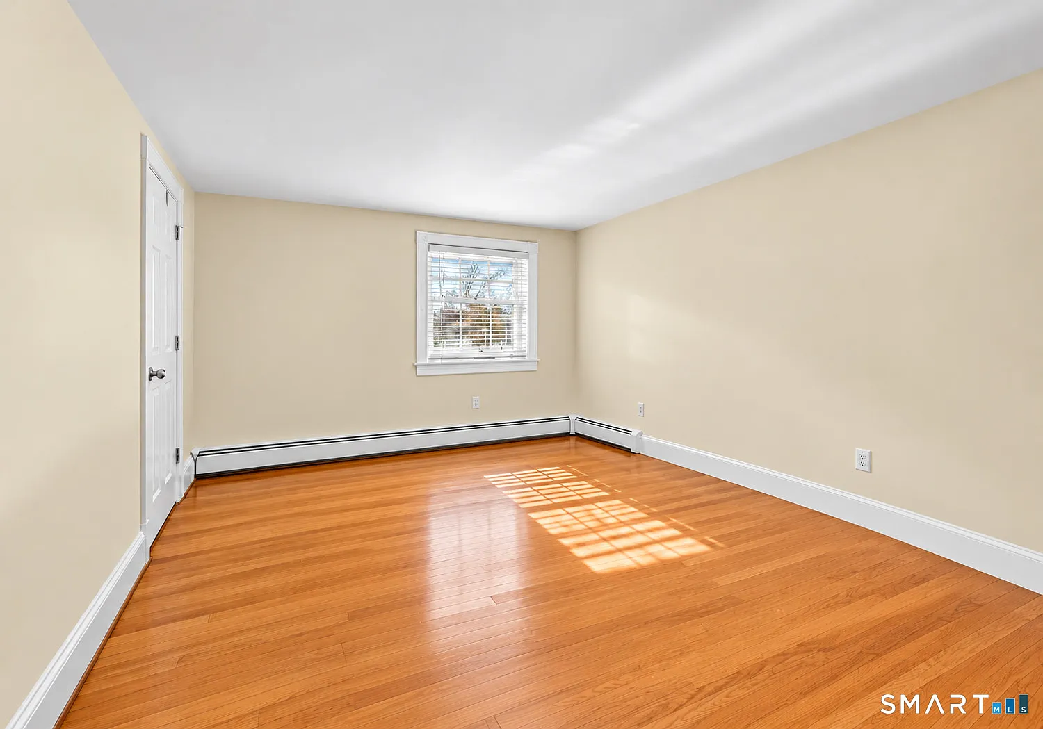 2 bed, 1.0 bath, 3090 sqft, $3,000 — Photo 4