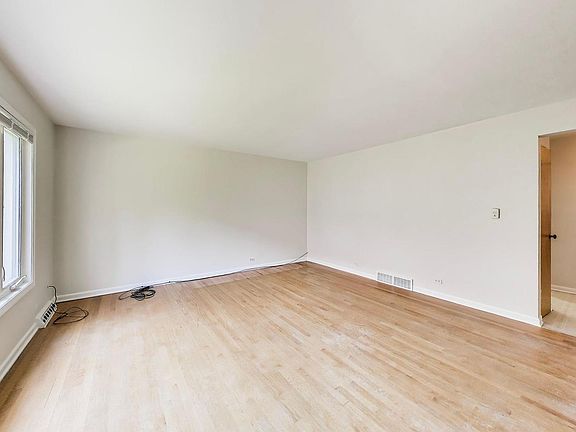 3rd image of 4661 Brummel St
