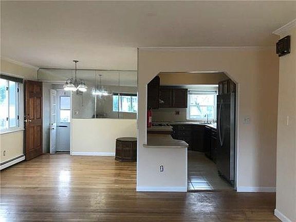 5th image of 160 Bedford Ave