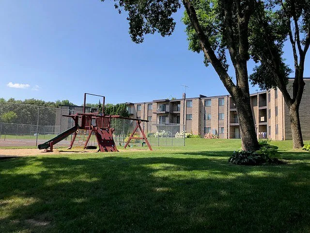 Oakwood Court Apartments — Photo 18