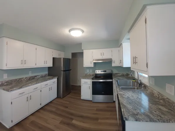 2325 Pebble Valley Rd, Waukesha, WI 53188