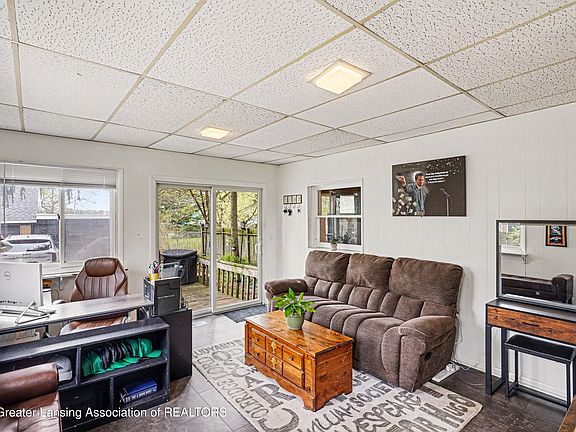 4th image of 211 W Berry Ave
