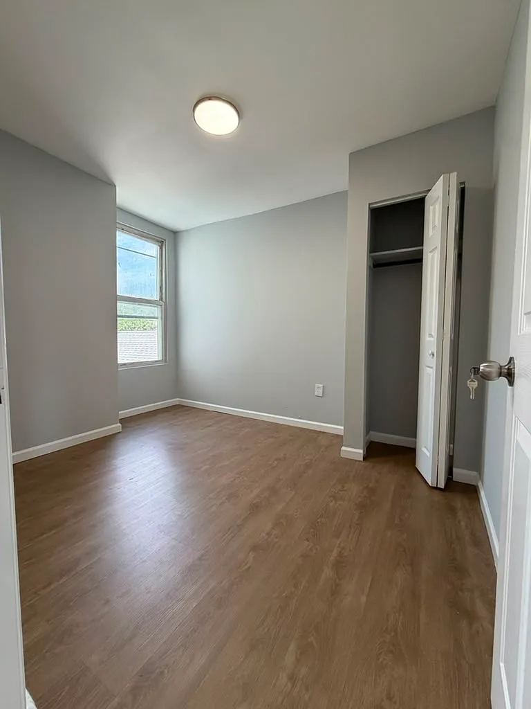 3 bed, 1000 sqft, $2,050 — Photo 2
