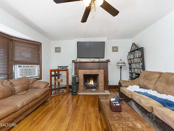 3rd image of 812 Riverview Dr