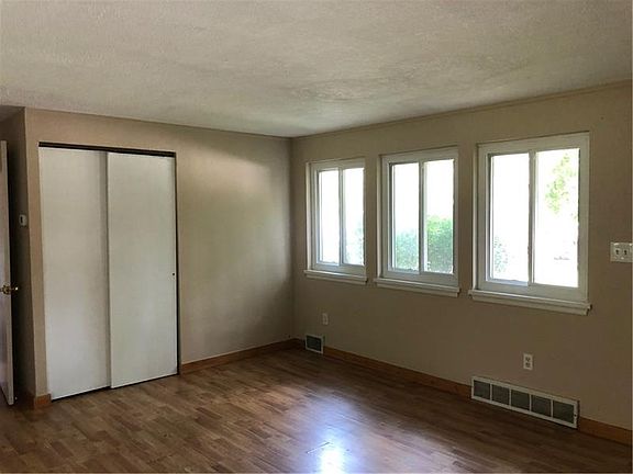 4th image of 204 Holiday Park Dr