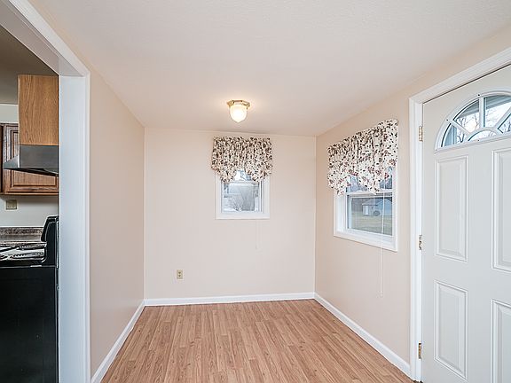 5th image of 636 Waneta Ave