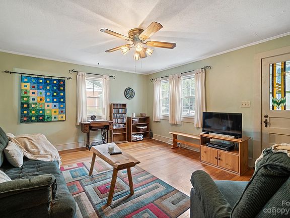 4th image of 120 E End Ave