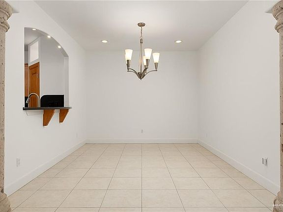 4th image of 612 E Thornhill Ave
