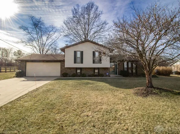 5943 Green Crest Dr, Hamilton, OH 45011