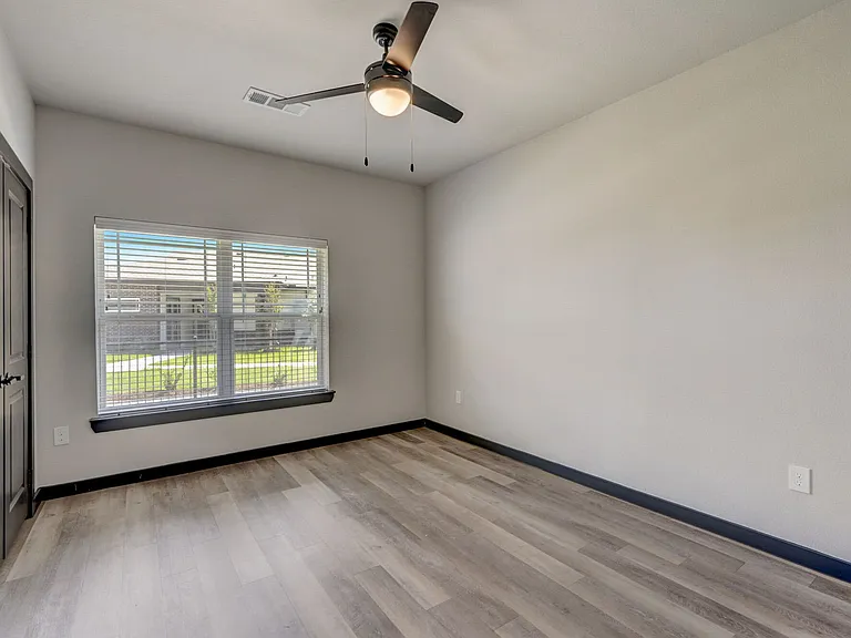 Skyview Flats — Photo 8