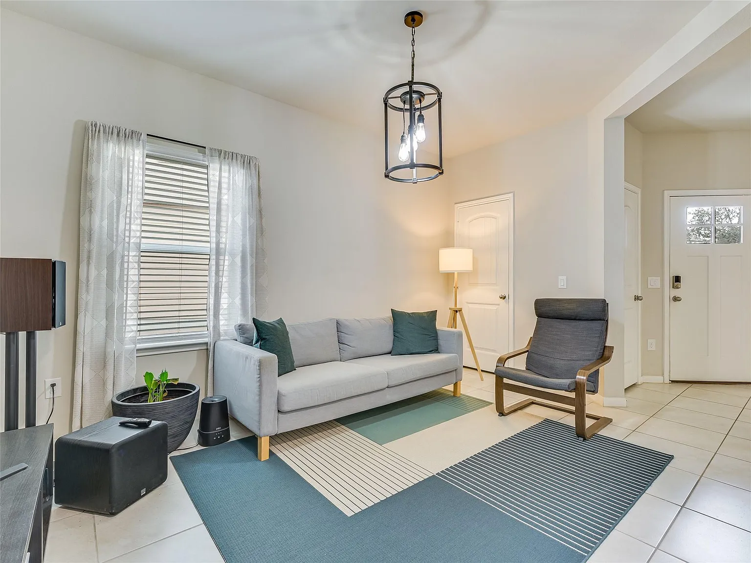 4 bed, 2.0 bath, 1989 sqft, $2,200 — Photo 2