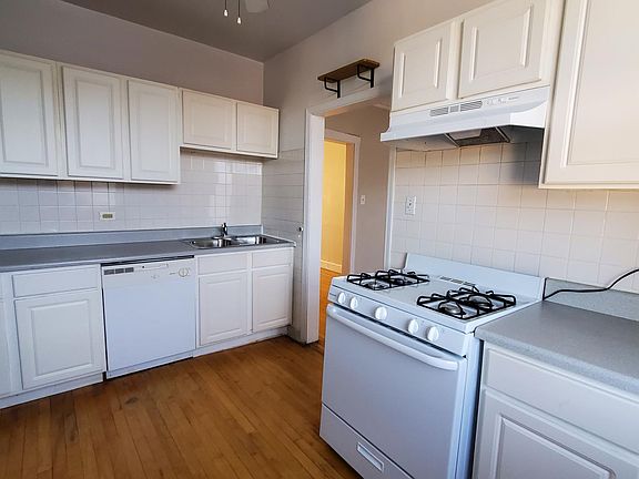 2nd image of 4045.5 N Mozart Ave #3W
