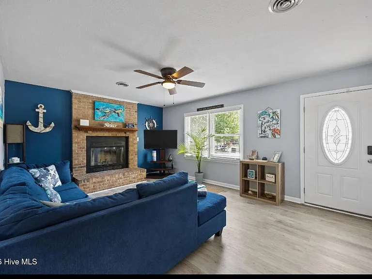 100 Leslie Ln — Photo 1