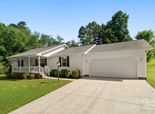32 Meadow Dr, Horse Shoe, NC 28742