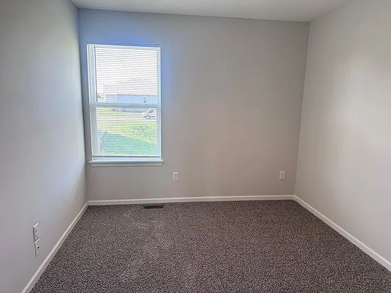 1540 NE Erin Ct — Photo 15