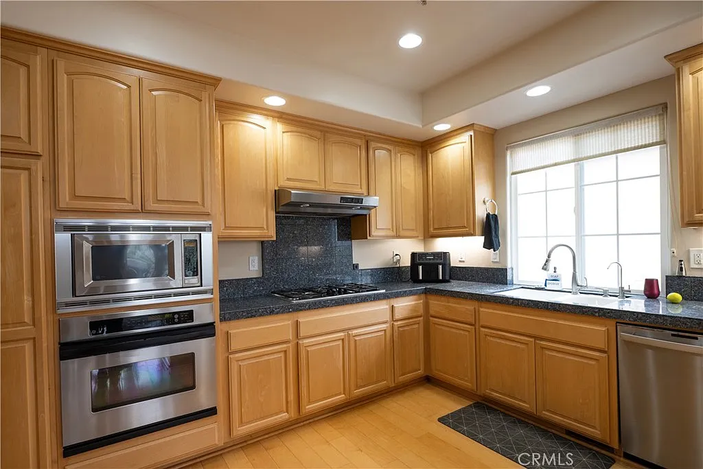 4 bed, 3.5 bath, 2828 sqft, $5,800 — Photo 4