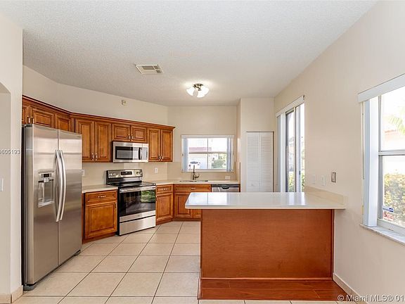 3rd image of 18527 NW 19th St