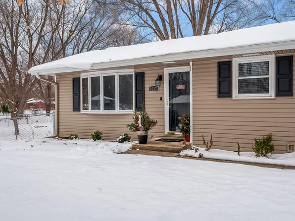 1517 Minns Dr, Machesney Park, IL 61115