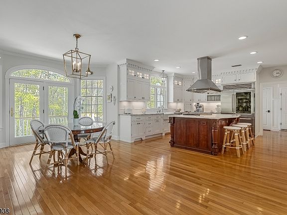 4th image of 82 Woodman Ln