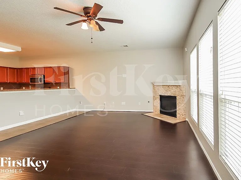 1018 Lamson Ct — Photo 2