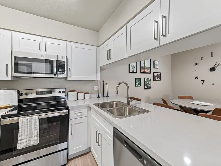 Villa Montana Apartments — Photo 11