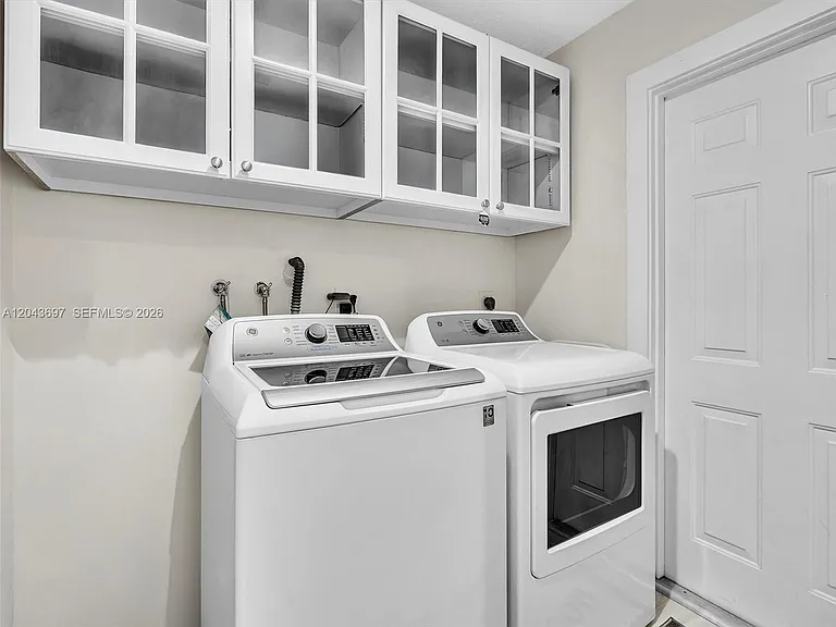 639 Verona Pl — Photo 32