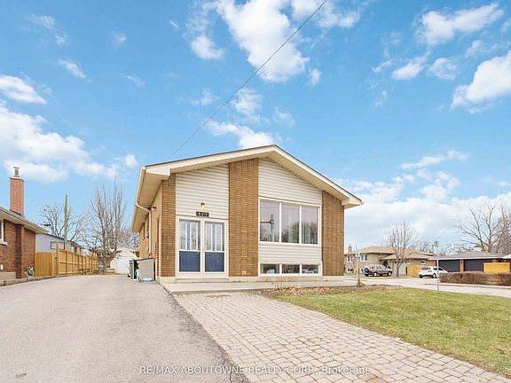 3rd image of 517 Mohawk Rd W