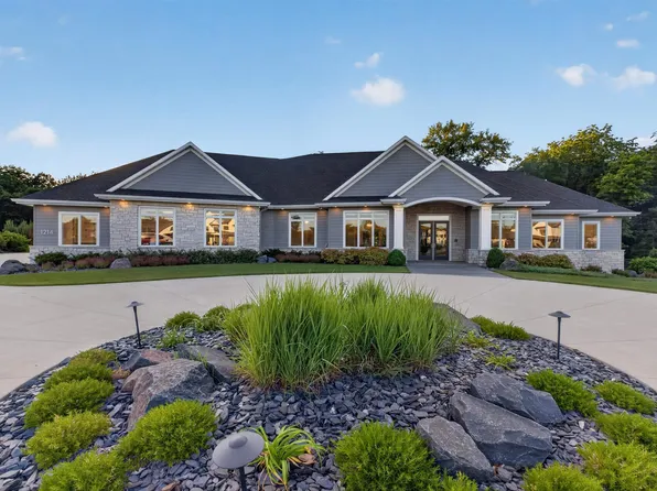 1214 Lakeshore Dr, Cedar Falls, IA 50613