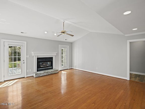 5th image of 814 Lord Granville Drive