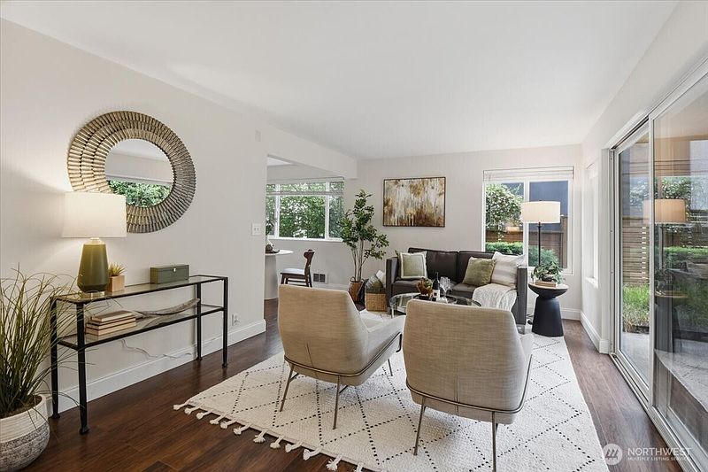 4th image of 2552 14th Avenue W #203
