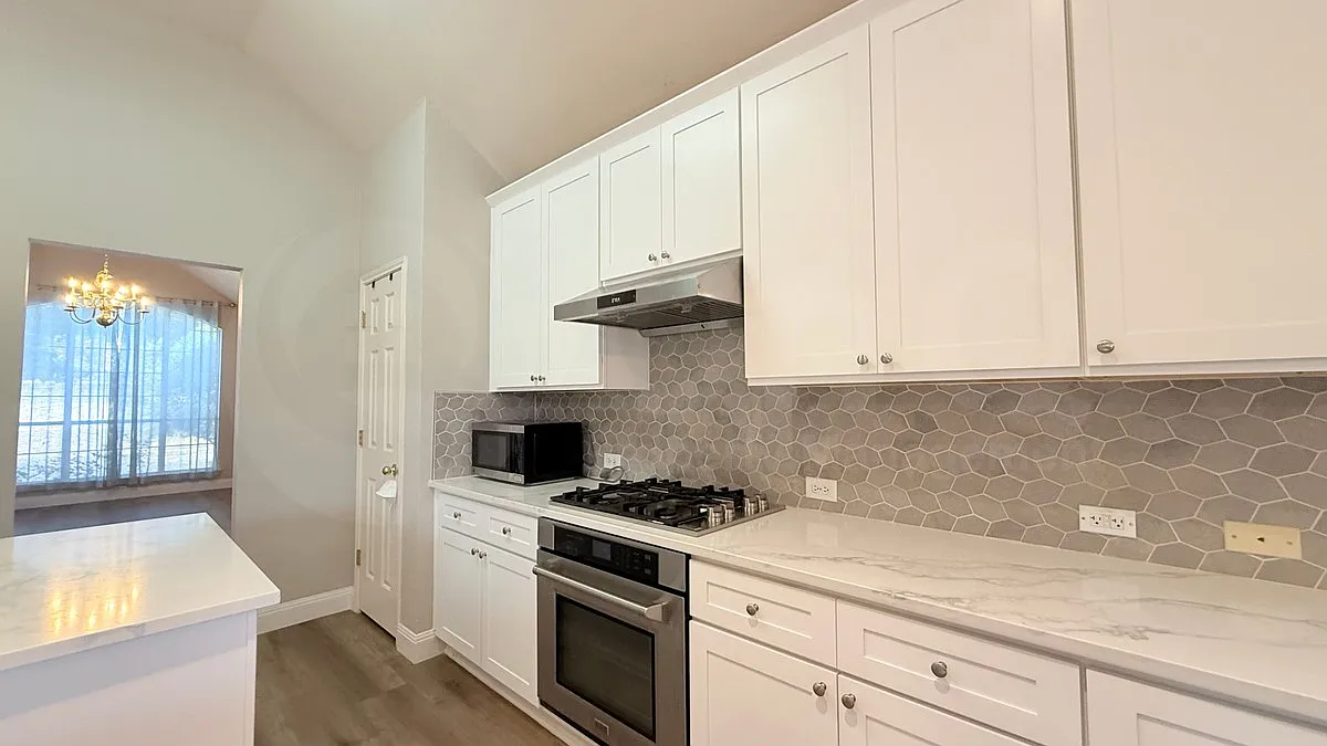 4 bed, 2.0 bath, 2071 sqft, $2,700 — Photo 4
