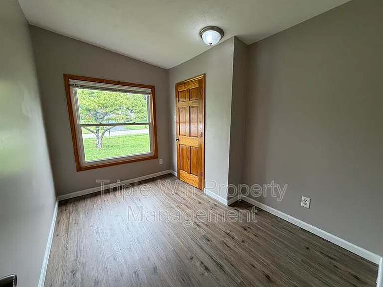 810 Saint Anthony Ln — Photo 31