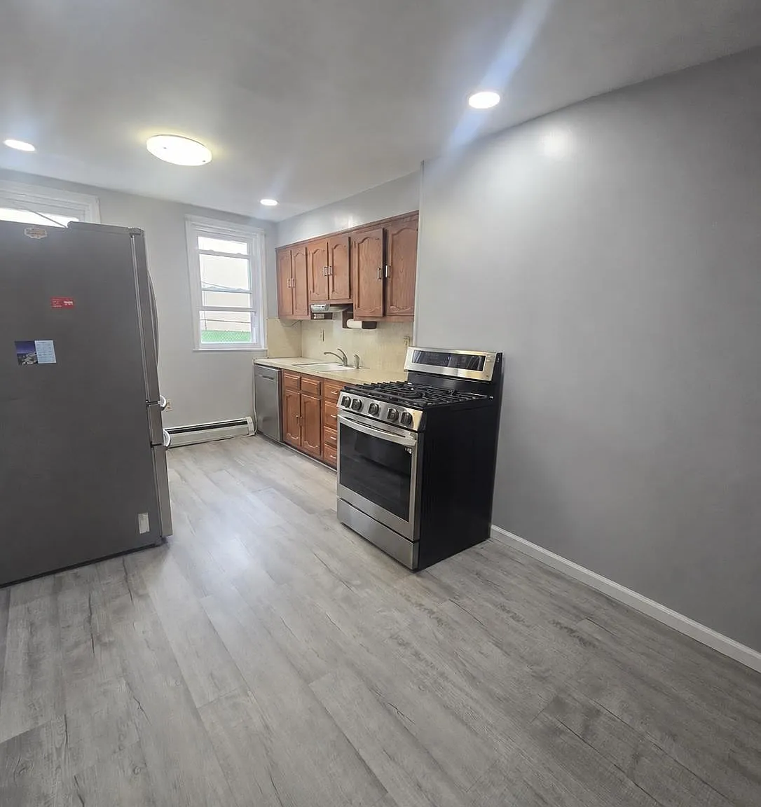 2 bed, 1.0 bath, $2,350 — Photo 4