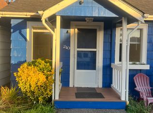 210 W 2nd St, Yachats, OR 97498