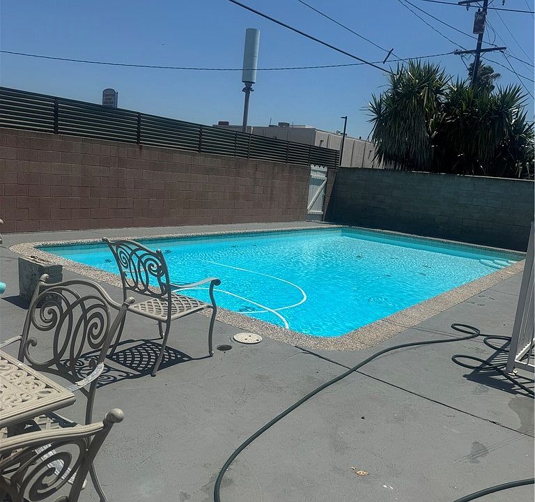 1st image of 404 S Poinsettia Ave
