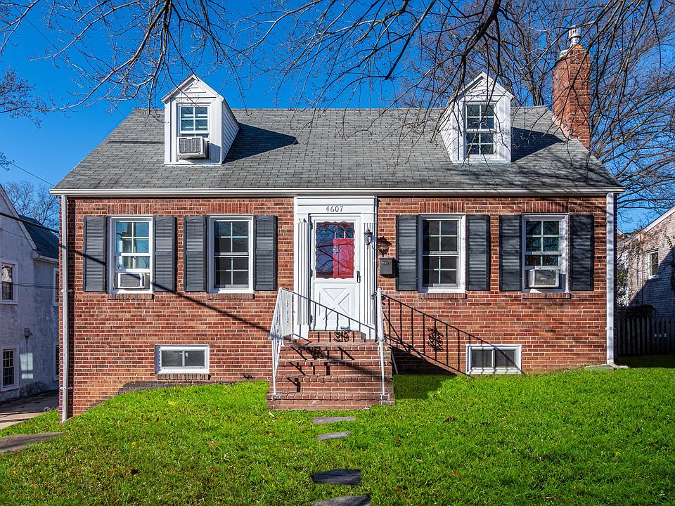 Upper 2-level 3 BR, 2FB unit with large rear fenced yard!