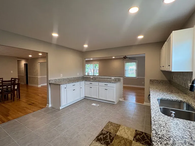 2725 Greendale Ave — Photo 8