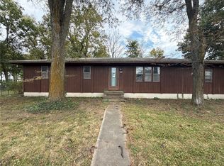 106 S Depot St E, Centerview, MO 64019