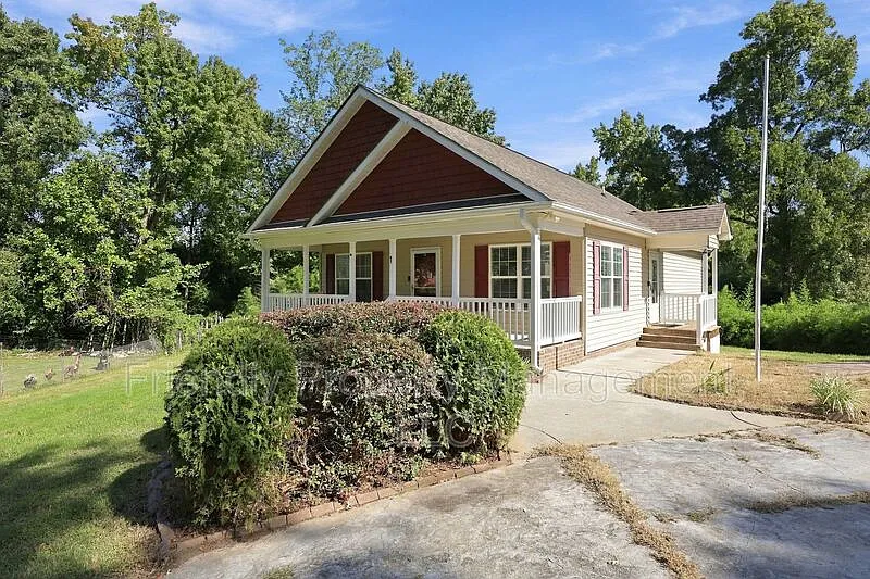 3 bed, 2.0 bath, 1176 sqft, $1,695 — Photo 2