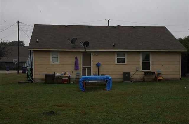 2nd image of 105 Live Oak Cir