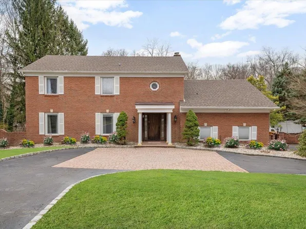 4 Redington Court, Dix Hills, NY 11746